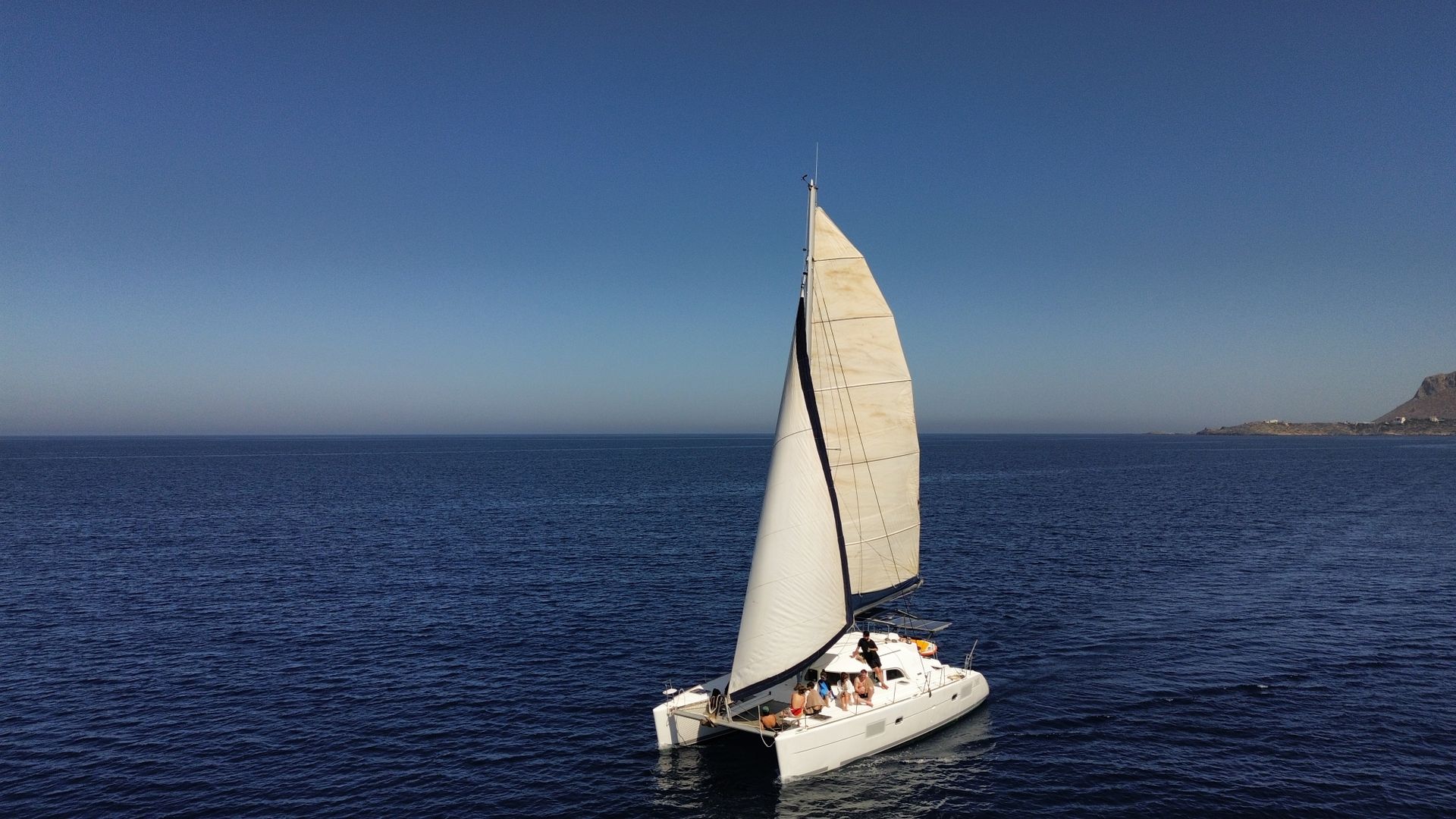 Catamarã navegando a vela em mar aberto