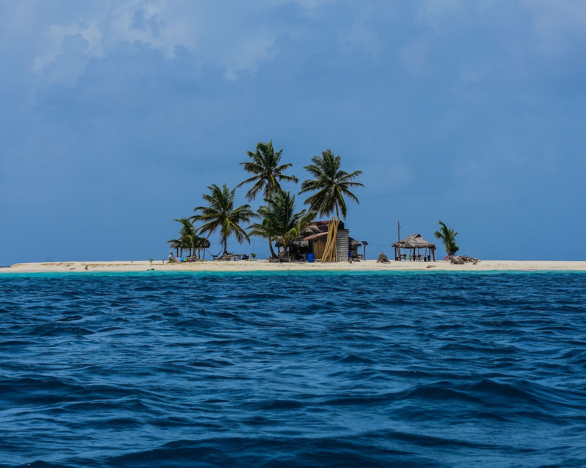 Ilha de San Blas com coqueiros e cabanas vista do mar